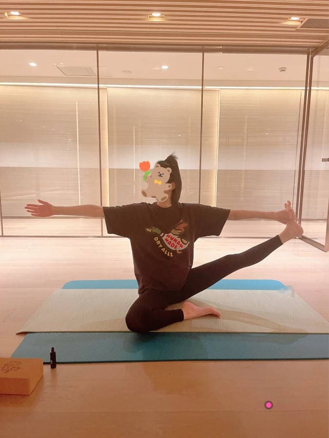 Cựu siêu mẫu Hề Mộng Dao khoe ảnh tập yoga lúc mang bầu 3 tháng, thân hình khiến cư dân mạng phải kinh ngạc  6