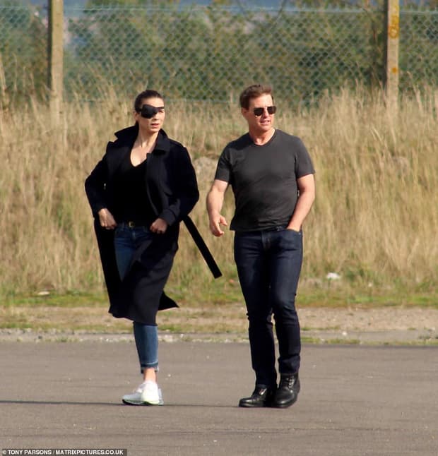 Tom Cruise gây sốc với 'bụng bia' phát tướng bên cạnh tình tin đồn ở hậu trường 1