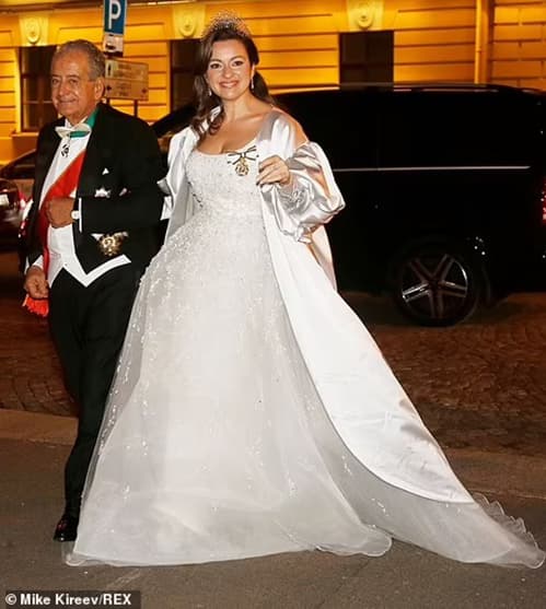  Cô dâu Hoàng gia Nga tự mua 2 váy cưới xa xỉ hiếm có, chú rể lại chỉ vì sai lầm này mà bị chê 'đũa lệch' 3