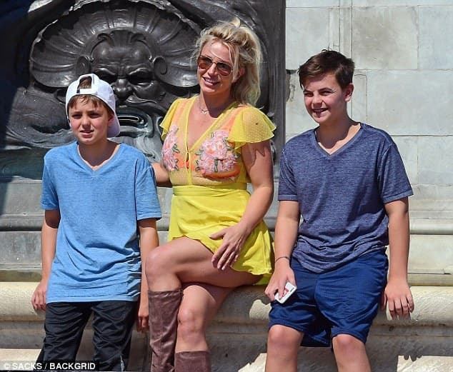 Con của Briney Spears càng lớn càng điển trai, lên MXH khoe sự thân thiết với bố trong khi Britney đăng video kỳ quái khiến dân mạng tranh cãi  16