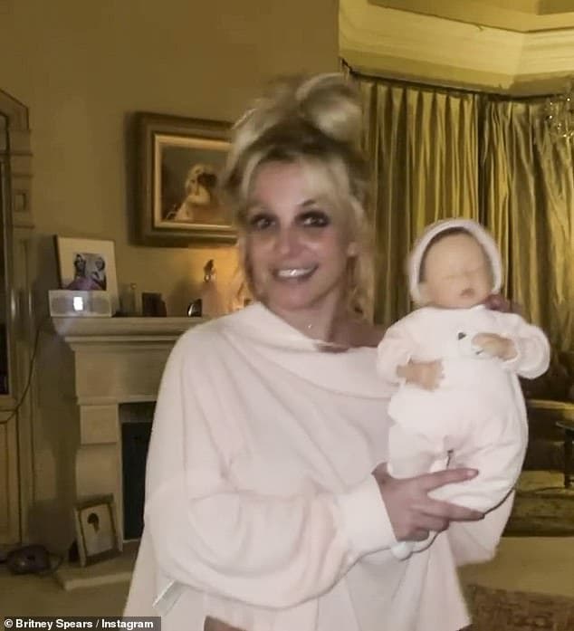Con của Briney Spears càng lớn càng điển trai, lên MXH khoe sự thân thiết với bố trong khi Britney đăng video kỳ quái khiến dân mạng tranh cãi  8
