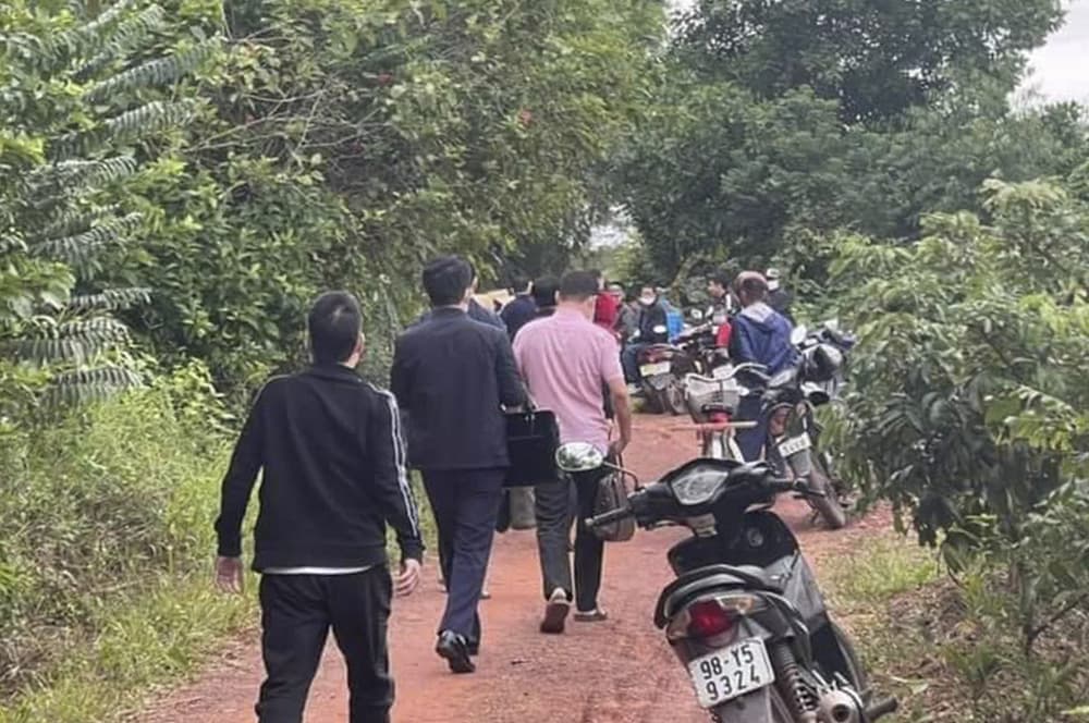 Thảm án 3 người chết ở Bắc Giang: Nghi phạm lấy cây thuốc và bao cũ che  lên 3 thi thể, rửa dao rồi bỏ trốn - Ảnh 3.