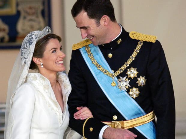Hoàng hậu Tây Ban Nha 49 tuổi khí thế áp đảo cả Đức vua khi một tay che ô cho chồng, di truyền tính tiết kiệm cho con gái 8