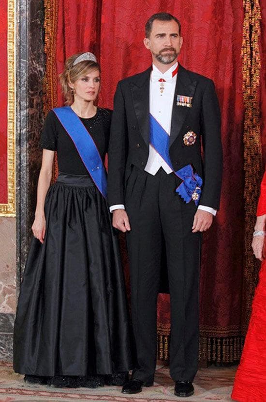 Hoàng hậu Tây Ban Nha 49 tuổi khí thế áp đảo cả Đức vua khi một tay che ô cho chồng, di truyền tính tiết kiệm cho con gái 6