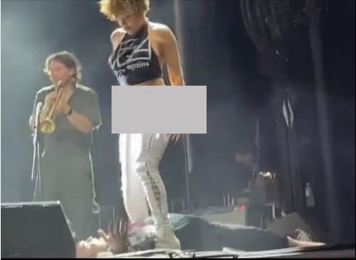 Nữ ca sĩ rock đi tiểu lên mặt fan ngay trên sân khấu, phản ứng của anh chàng sau đó khiến dân mạng càng 'cạn lời'  6