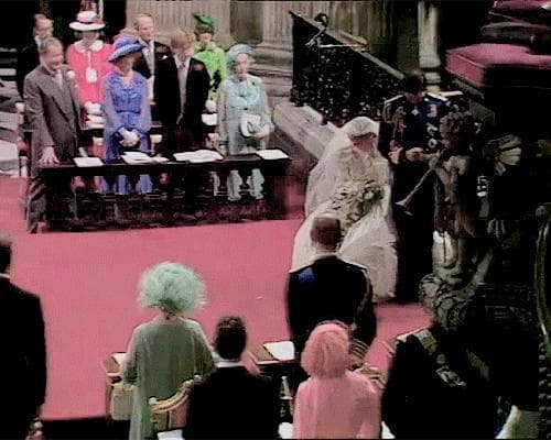 Nữ hoàng Anh không biết diễn xuất: Vui vẻ ở đám cưới Kate và mặt nghiêm trọng tại đám cưới Meghan, nhưng nhìn hành động này của Meghan không ai trách được Nữ hoàng 7