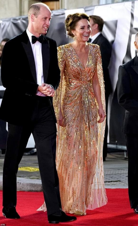 Vợ chồng William - Kate và Charles - Camilla cùng đón năm mới bằng hình ảnh tình tứ bên nhau 5