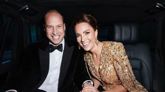 Vợ chồng William - Kate và Charles - Camilla cùng đón năm mới bằng hình ảnh tình tứ bên nhau 1