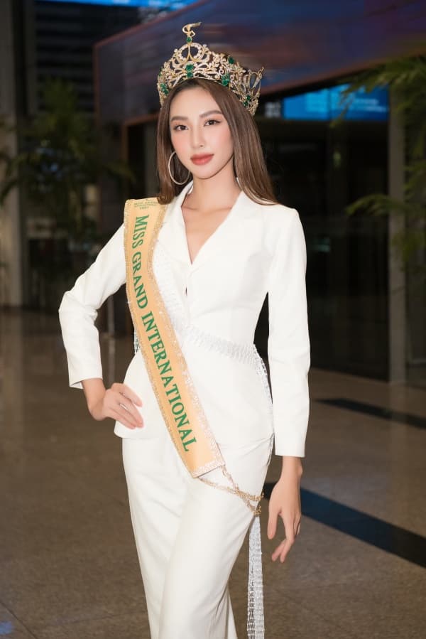 ba-ruot-hoa-hau-thuy-tien-mang-banh-bong-lan-trung-muoi-ra-tan-san-bay-don-con-gai-2-ngoisaovn-w600-h899 8