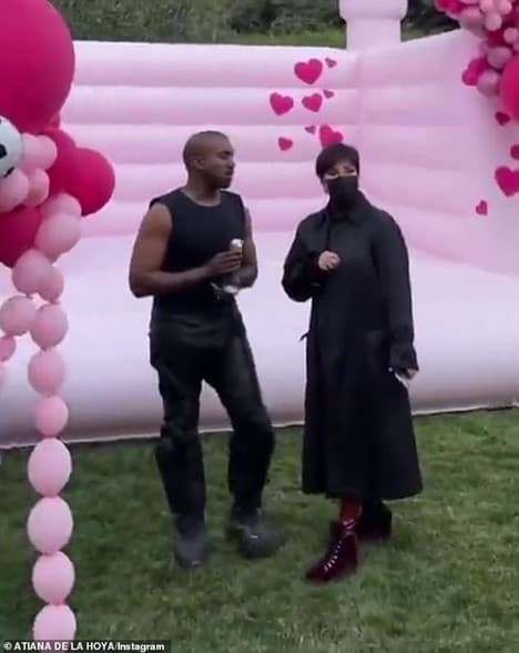 Kanye lộ cảnh ôm ấp bạn gái mới ăn mặc thiếu vải, Kim Kardashian 'trả đũa' bằng cách không cho gặp con?  8