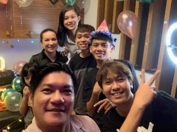 noi-theo-guong-me-nuoi-phi-nhung-con-trai-duc-hieu-da-giai-cuu-thanh-long-cho-nguoi-ngheo-7-ngoisaovn-w580-h435 3
