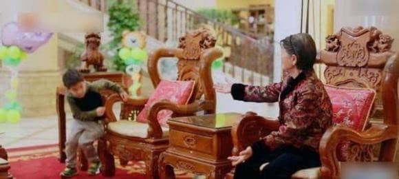 Mỹ nhân 'Tuyệt đỉnh Kungfu' diện váy ngắn, quỳ trên ghế để xin chồng mua túi hiệu, cư dân mạng: 'Lấy chồng đại gia là đây?' 4
