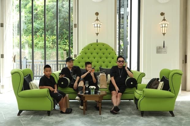 ngo-thanh-van-va-huy-tran-rang-ro-xuat-hien-don-khach-niem-no-va-nhiet-tinh-y-het-truong-tour-du-lich-13-ngoisaovn-w620-h413 5