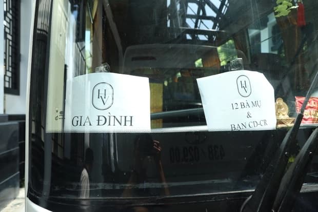 ngo-thanh-van-va-huy-tran-rang-ro-xuat-hien-don-khach-niem-no-va-nhiet-tinh-y-het-truong-tour-du-lich08-ngoisaovn-w620-h413 10