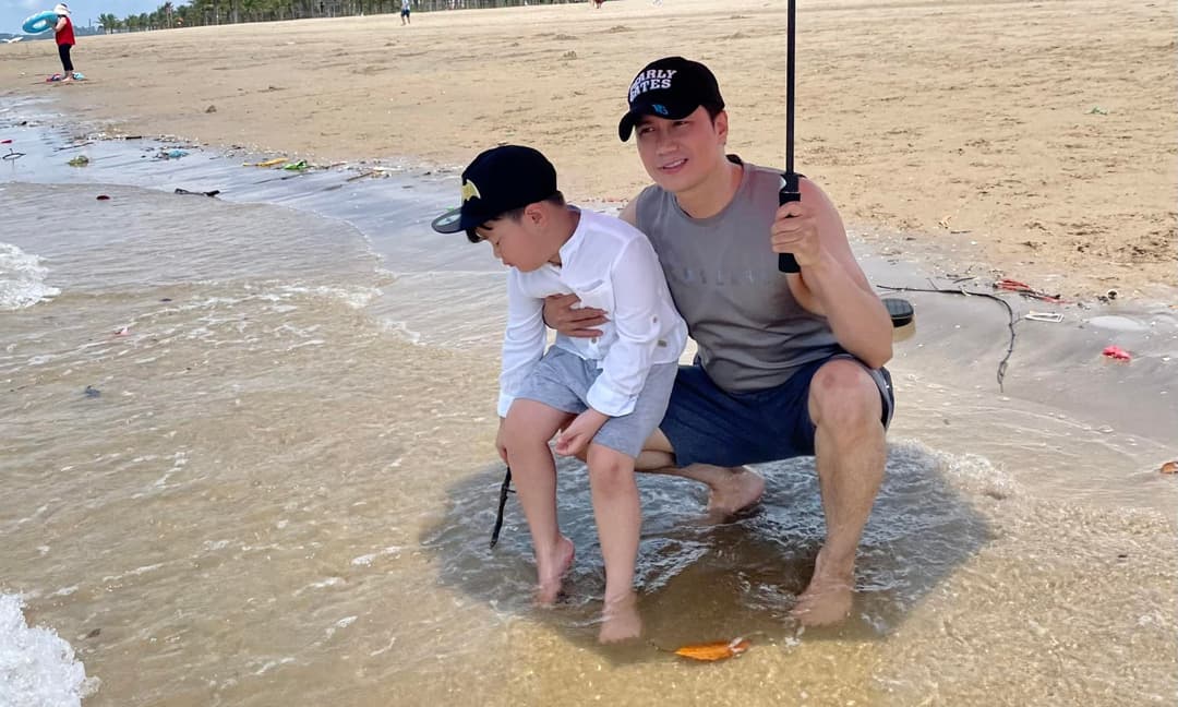 Diễn viên Việt Anh đưa con trai đi biển, fan thở phào: 'May quá, không đi sang Tây Ban Nha'