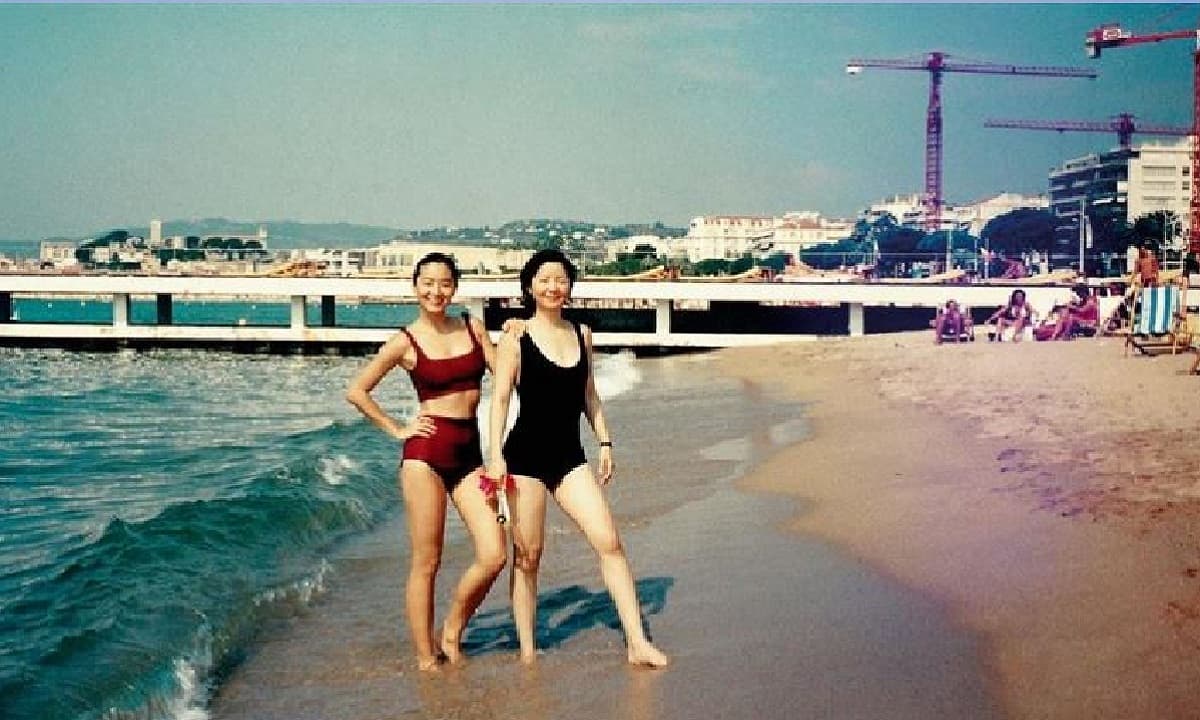 Đặng Lệ Quân và Lâm Thanh Hà thời trẻ chung khung hình trong bộ đồ bơi ở bãi biển, netizen: 'Khoảnh khắc hiếm của tình bạn tri kỷ'