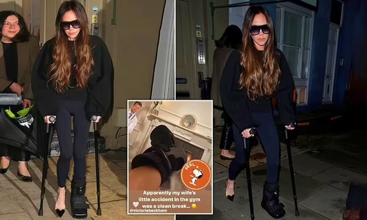Victoria Beckham không để việc gãy chân ảnh hưởng đến phong cách khi cô đi loạng choạng trên đôi giày cao gót và nạng hơn 28 triệu đồng 