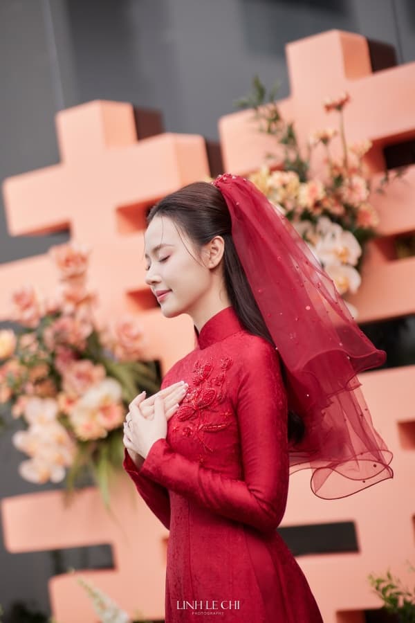 loat-anh-cang-det-cua-midu-va-chong-trong-le-vu-quy-42-chiec-ao-dai-14-mam-qua-dat-do-1-ngoisaovn-w600-h900 9