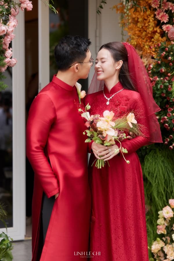 loat-anh-cang-det-cua-midu-va-chong-trong-le-vu-quy-42-chiec-ao-dai-14-mam-qua-dat-do-11-ngoisaovn-w600-h900 1