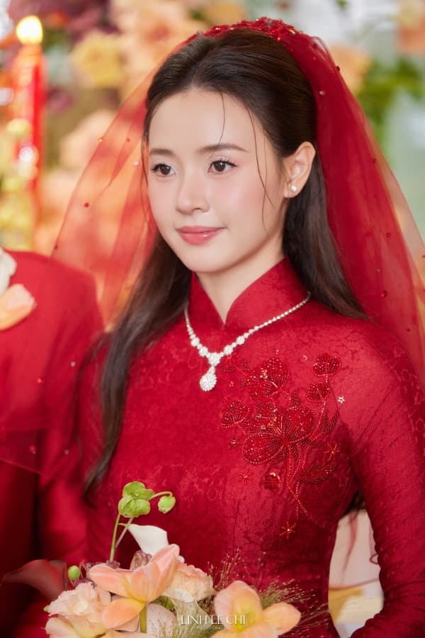 loat-anh-cang-det-cua-midu-va-chong-trong-le-vu-quy-42-chiec-ao-dai-14-mam-qua-dat-do-4-ngoisaovn-w600-h900 6