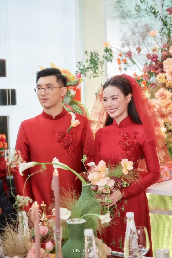 loat-anh-cang-det-cua-midu-va-chong-trong-le-vu-quy-42-chiec-ao-dai-14-mam-qua-dat-do-6-ngoisaovn-w600-h900 4