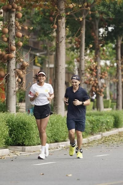 H'Hen Niê bật mí sự thay đổi ngoạn mục của ông xã sau 7 năm quen nhau.jpg 1