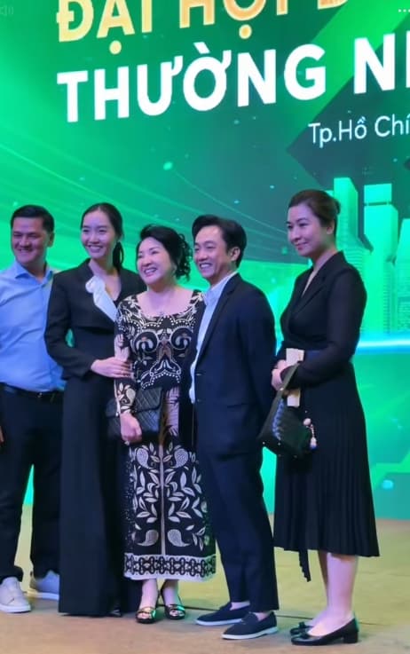 Em gái Cường Đô La hiếm hoi xuất hiện tại đại hội cổ đông của công ty, nhanh chóng chiếm spotlight vì ngoại hình