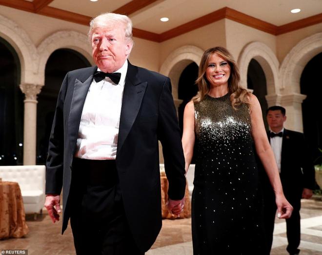 Gia đình Tổng thống Mỹ tổ chức tiệc năm mới xa hoa, cậu út Barron Trump mặc tuxedo điển trai hết phần thiên hạ 1