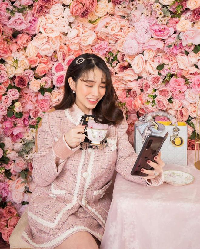 Đẳng cấp rich kid như con gái đại gia Minh Nhựa, bầu bí vẫn xài túi hiệu thả ga 12
