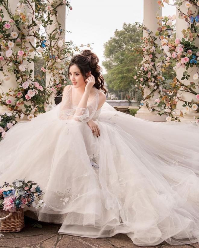 Huyền My đăng loạt ảnh diện váy cô dâu, fans hô hào giục cưới 3