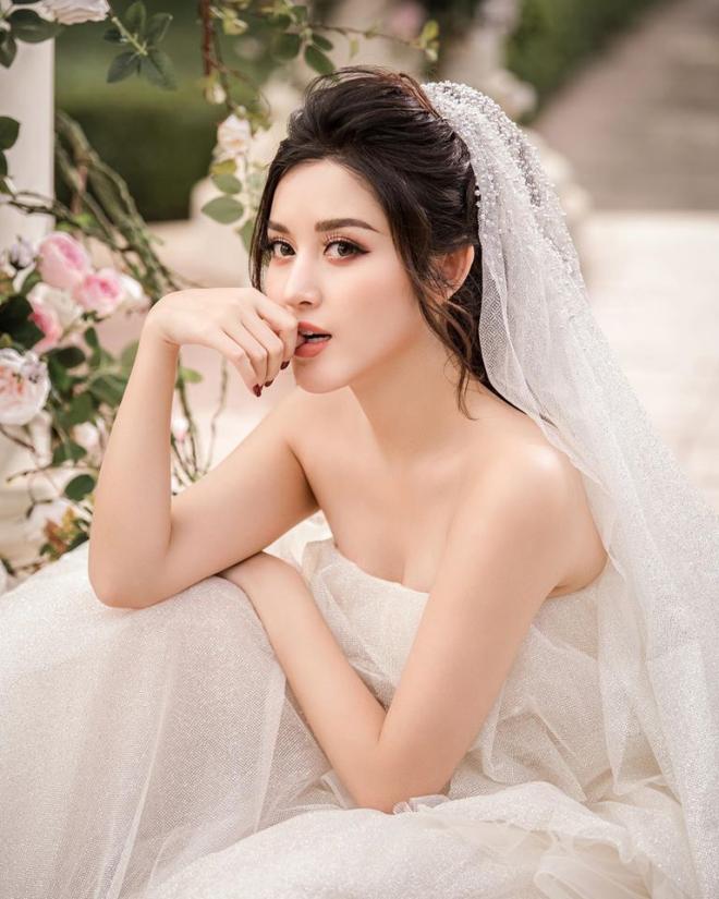 Huyền My đăng loạt ảnh diện váy cô dâu, fans hô hào giục cưới 2