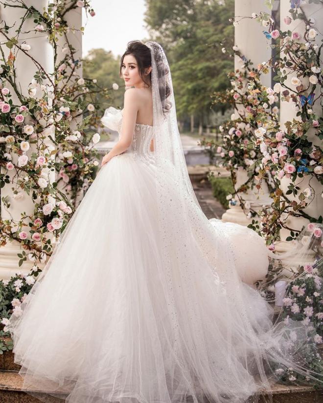 Huyền My đăng loạt ảnh diện váy cô dâu, fans hô hào giục cưới 1