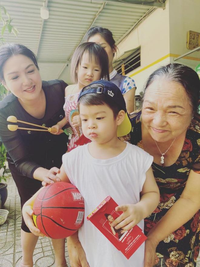 Nhật Kim Anh và con trai 2