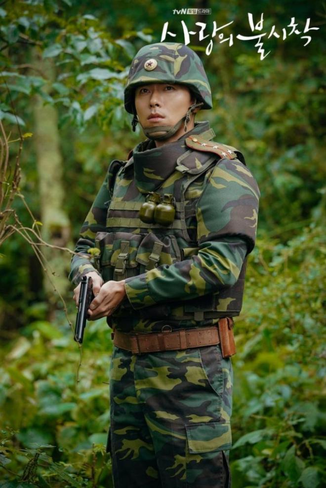 Quân nhân Hyun Bin ngoài đời thực 'ngầu' không kém gì lính Bắc Hàn, phải chăng ekip định cast bằng được anh khi xem loạt ảnh này? 18