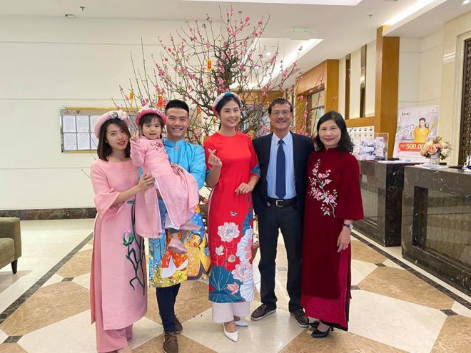 Hoa hậu Ngọc Hân chụp ảnh tình tứ bên chồng sắp cưới trong ngày đầu năm mới 3