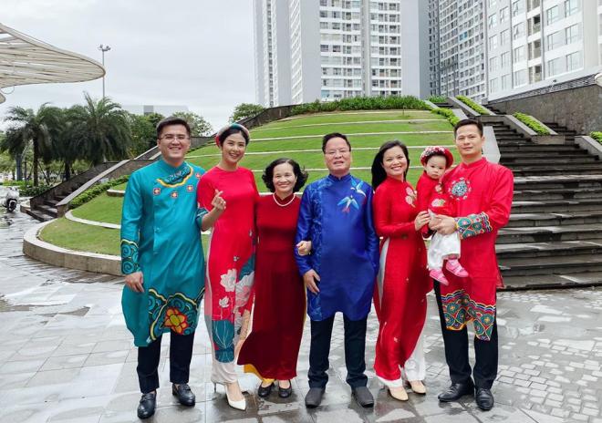 Hoa hậu Ngọc Hân chụp ảnh tình tứ bên chồng sắp cưới trong ngày đầu năm mới 0