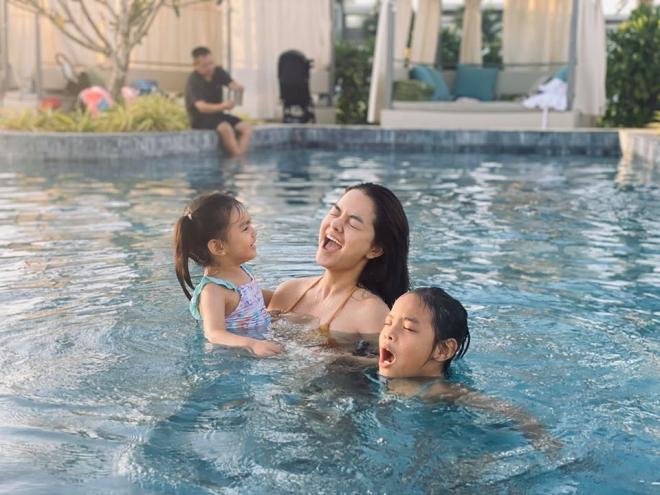 Phạm Quỳnh Anh cùng 2 con gái đi du lịch trong ngày đầu năm mới 2