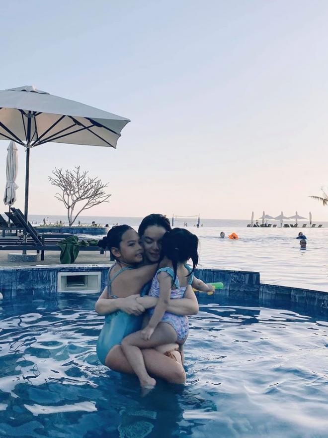 Phạm Quỳnh Anh cùng 2 con gái đi du lịch trong ngày đầu năm mới 0