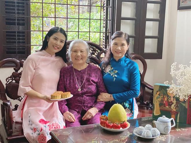Hoa hậu Ngọc Hân làm bánh trung thu cực khéo, được mẹ và bà ngoại khen hết lời 0