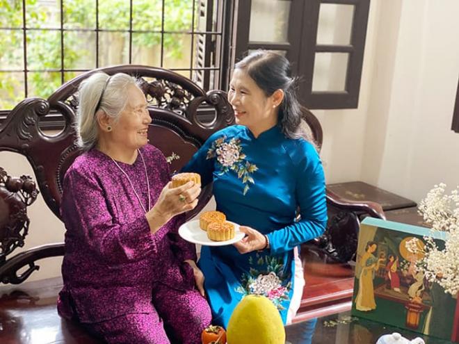 Hoa hậu Ngọc Hân làm bánh trung thu cực khéo, được mẹ và bà ngoại khen hết lời 8