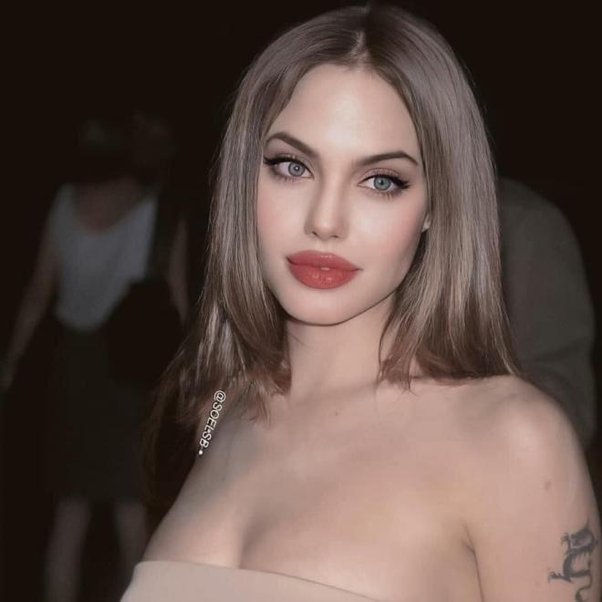 Angelina Jolie 0