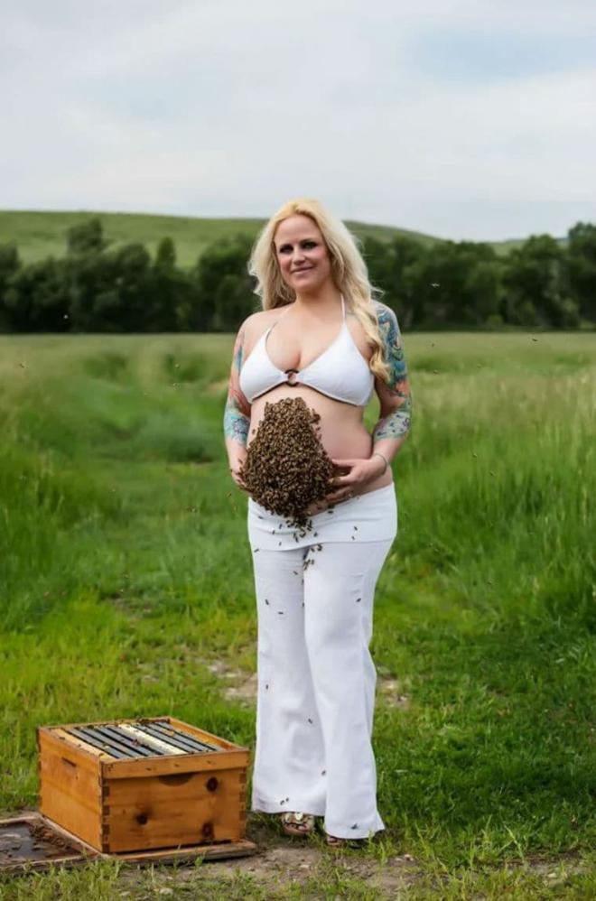 Mẹ bầu đặt 10000 con ong lên bụng để chụp ảnh 3