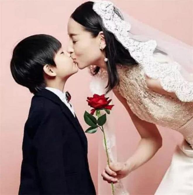 Đổng Khiết chụp ảnh cưới cùng cậu con trai 10 tuổi và tiết lộ hôn con 100 lần mỗi ngày: Đây là tình mẫu tử hay thói quen bệnh hoạn? 4
