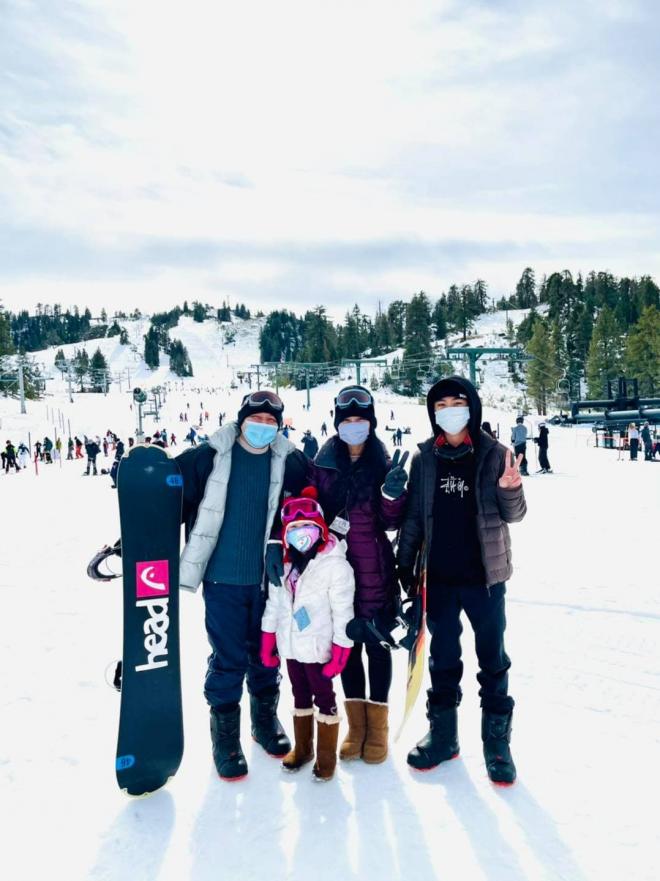 gia đình Kim Hiền đi trượt tuyết 2