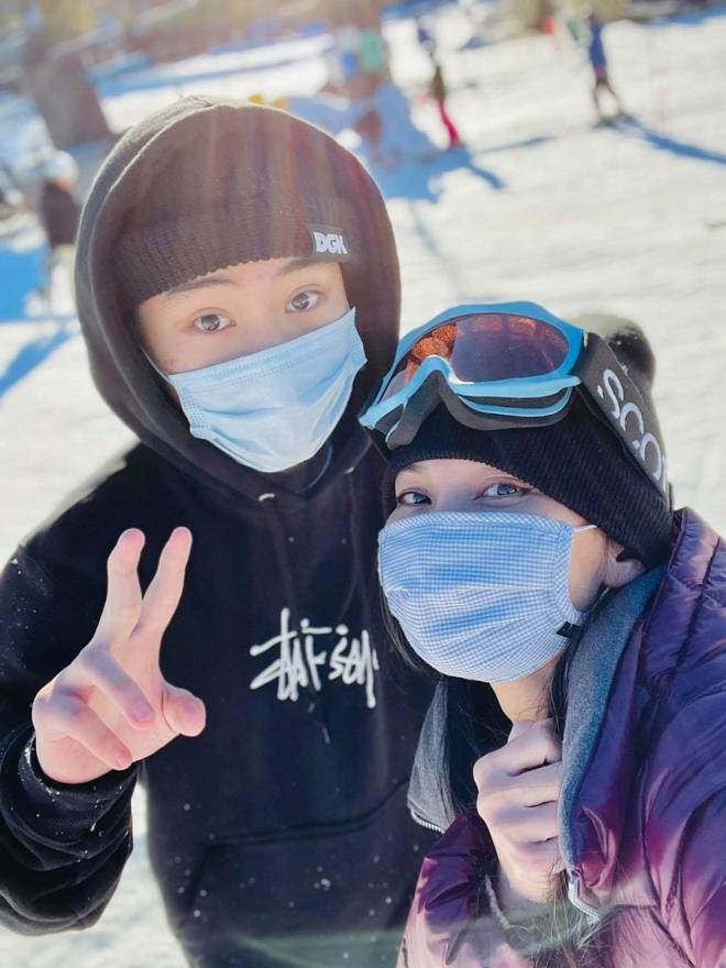 gia đình Kim Hiền đi trượt tuyết 3