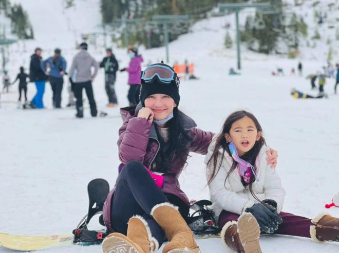 gia đình Kim Hiền đi trượt tuyết 4