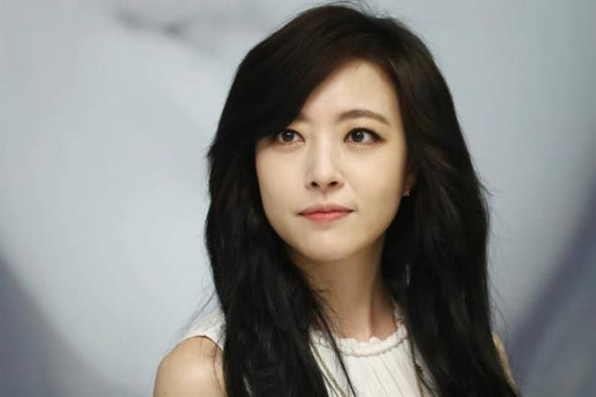 Cựu thành viên nhóm Baby VOX - Shim Eun Jin bất ngờ tuyên bố kết hôn với nam diễn viên trẻ kém tuổi 0