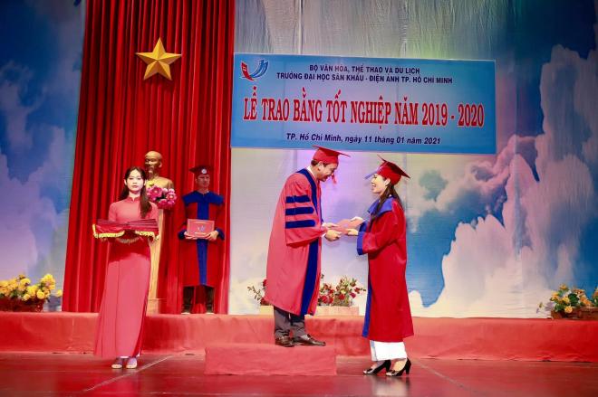 Trịnh Kim Chi nhận bằng tốt nghiệp 0