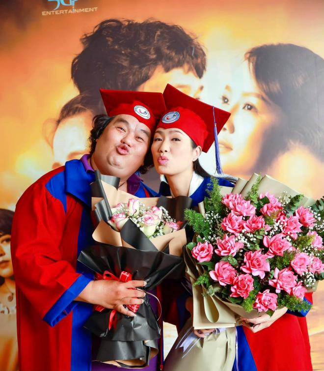 Trịnh Kim Chi nhận bằng tốt nghiệp 1