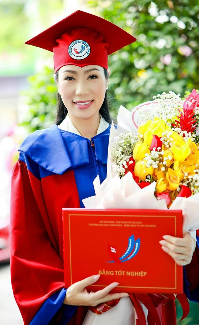 Trịnh Kim Chi nhận bằng tốt nghiệp 3